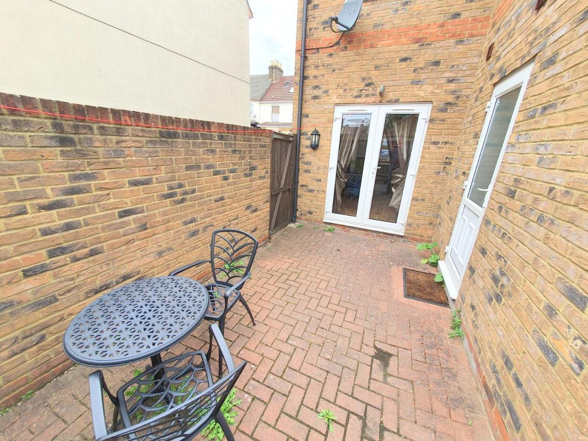 Friars Walk Houses With 2 Bedrooms, 2 Bathrooms, Fast Wi-Fi And Private Parking Sittingbourne Exterior foto