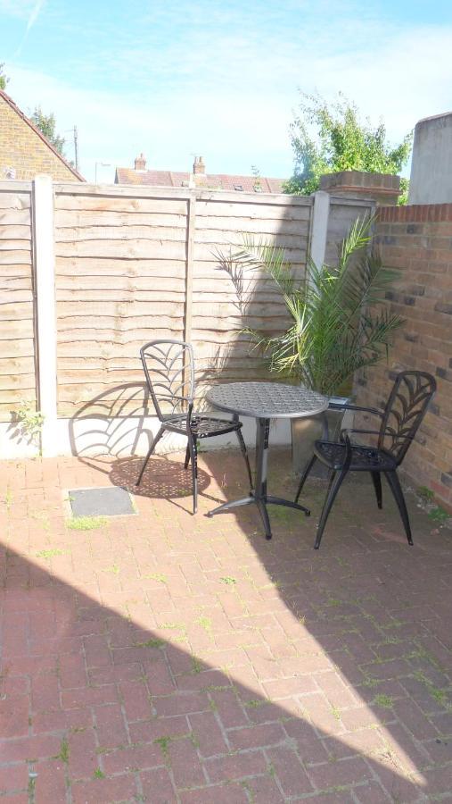 Friars Walk Houses With 2 Bedrooms, 2 Bathrooms, Fast Wi-Fi And Private Parking Sittingbourne Exterior foto