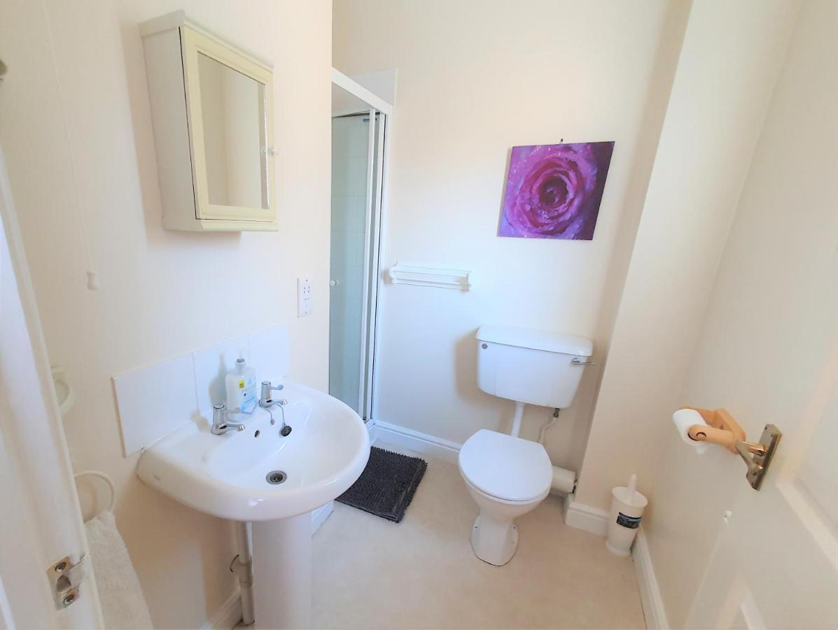 Friars Walk Houses With 2 Bedrooms, 2 Bathrooms, Fast Wi-Fi And Private Parking Sittingbourne Exterior foto